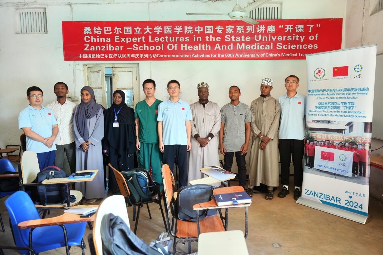 医疗队和医学院部分师生的合影