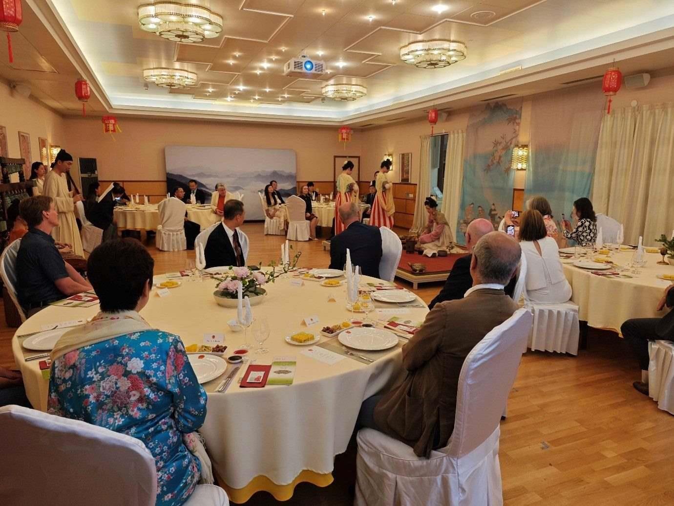 来宾们观赏茶艺表演和品尝中华美食。中国驻瑞典大使馆供图