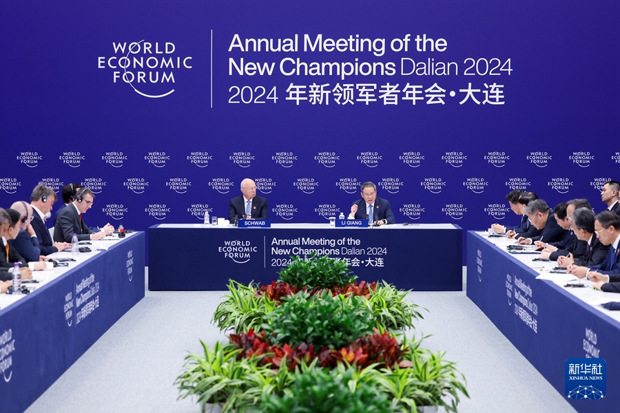 6月25日，国务院总理李强在大连出席2024年夏季达沃斯论坛外国工商界代表座谈会。新华社记者 刘彬 摄