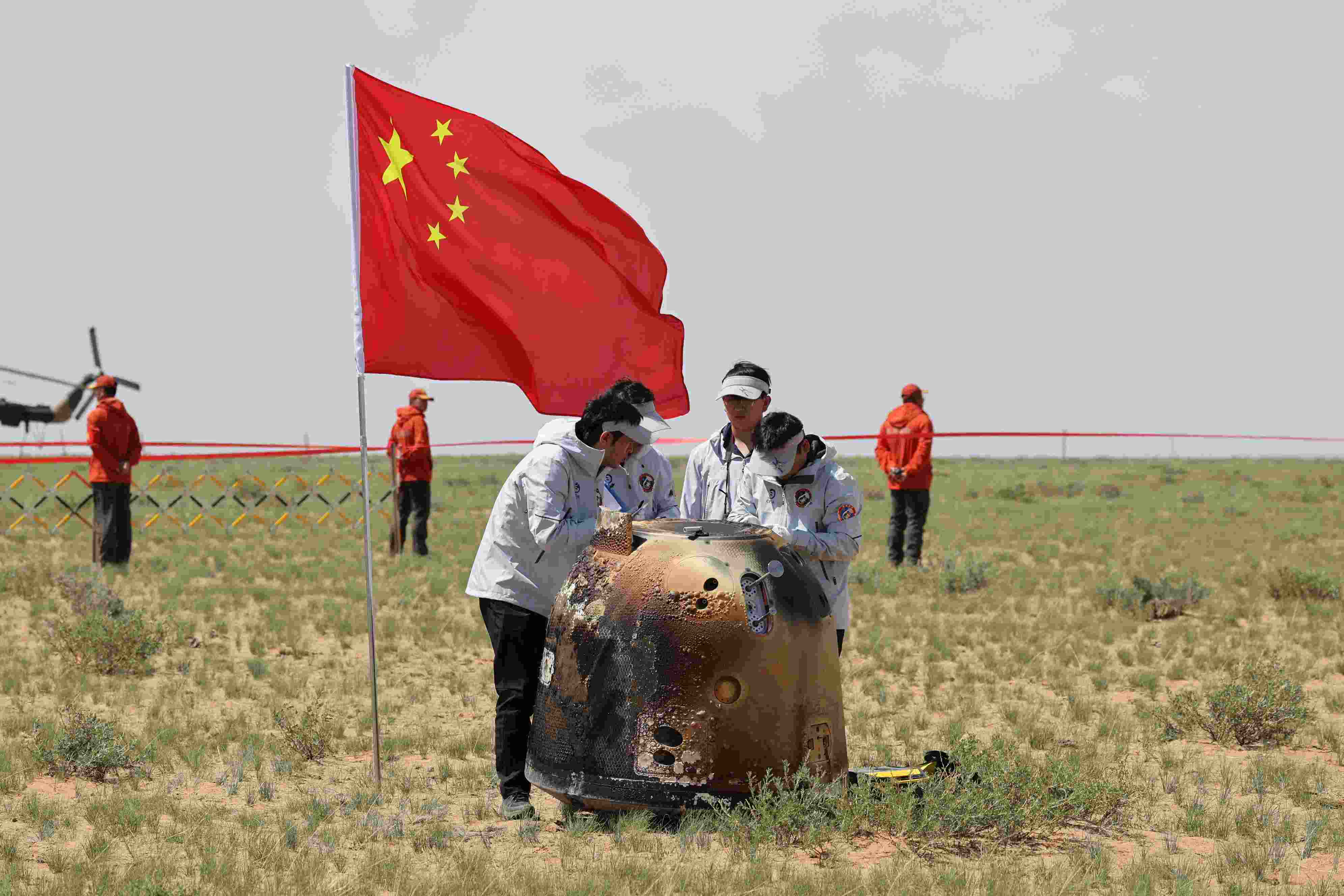 2024年6月25日拍摄的嫦娥六号返回器回收现场。