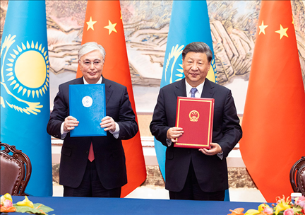 2023年5月17日下午，国家主席习近平在西安同来华出席中国—中亚峰会并进行国事访问的哈萨克斯坦总统托卡耶夫会谈。会谈后，两国元首签署了《中华人民共和国和哈萨克斯坦共和国联合声明》，共同见证签署经贸、能源、交通、农业、互联互通、人文、地方等领域多项双边合作文件。新华社记者 黄敬文 摄