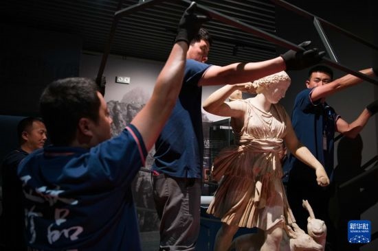 7月2日,工作人员将开箱后的古希腊文物放置在展台上。新华社记者 张端 摄