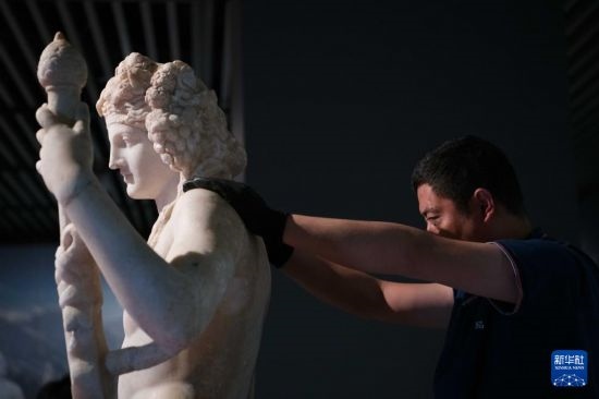 7月2日,工作人员将开箱后的古希腊文物放置在展台上。新华社记者 张端 摄