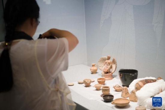 7月2日,开箱后的古希腊文物被工作人员移入展柜。新华社记者 张端 摄