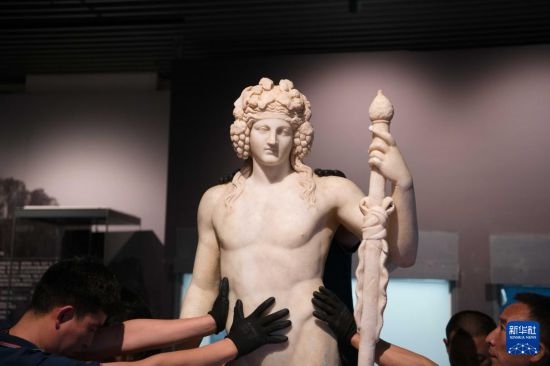 7月2日,工作人员将开箱后的古希腊文物放置在展台上。新华社记者 张端 摄