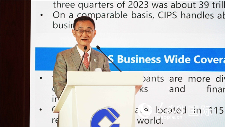 跨境银行间支付清算有限责任公司总裁许再越发言。 人民网 张茜 摄