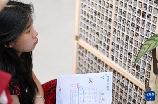 7月3日，外国学生在了解中国的活字印刷。新华社记者 李然 摄