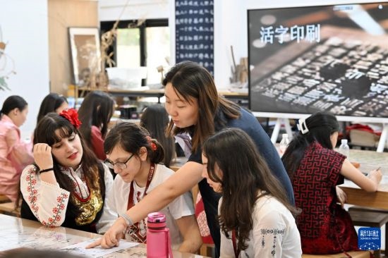7月3日，外国学生在了解中国文化。新华社记者 李然 摄