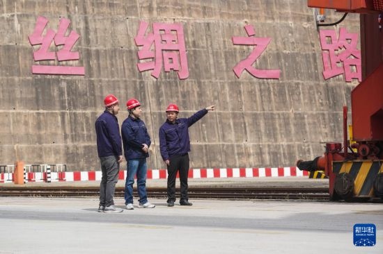中哈两国工作人员在中哈连云港物流合作基地交流（2023年5月10日摄）。新华社记者 季春鹏 摄