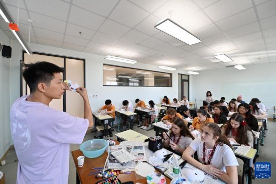 7月3日，外国学生在学习绘制京剧脸谱。新华社记者 李然 摄