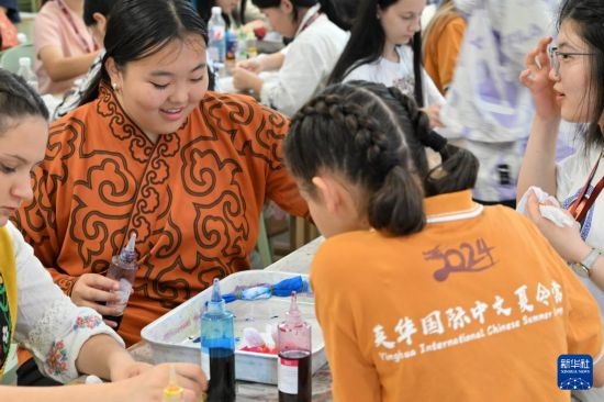 7月3日，外国学生在了解中国的染布技术。新华社记者 李然 摄