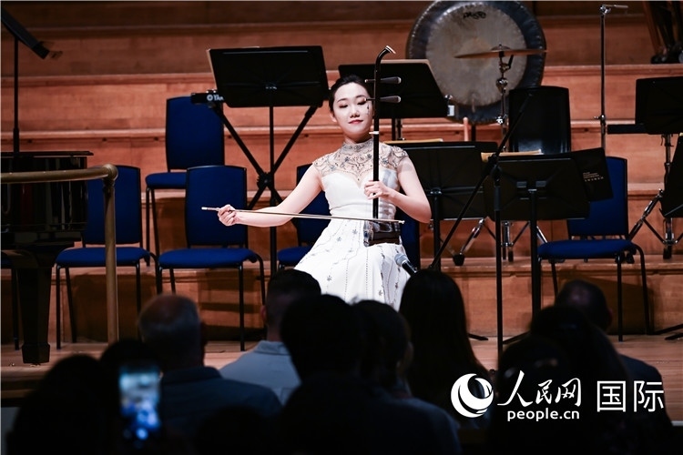 图为《阿曼尼莎》曲目现场，音乐家高白演奏二胡。