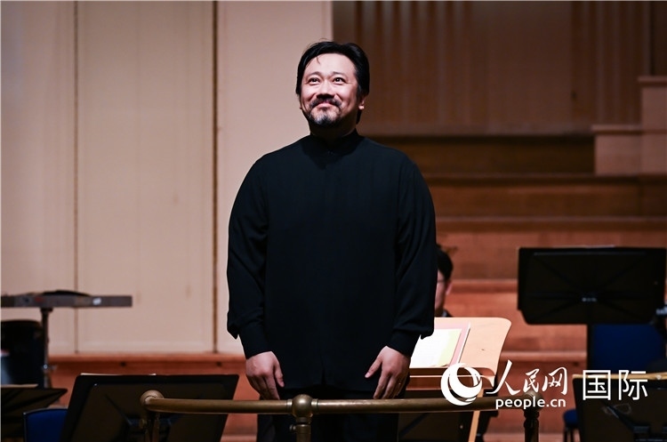 图为2024中国音乐家协会赴英文化交流专场音乐会现场，指挥家林大叶。