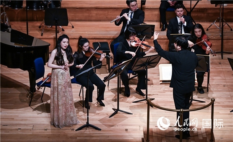 图为2024中国音乐家协会赴英文化交流专场音乐会，女高音家张文沁表演现场。