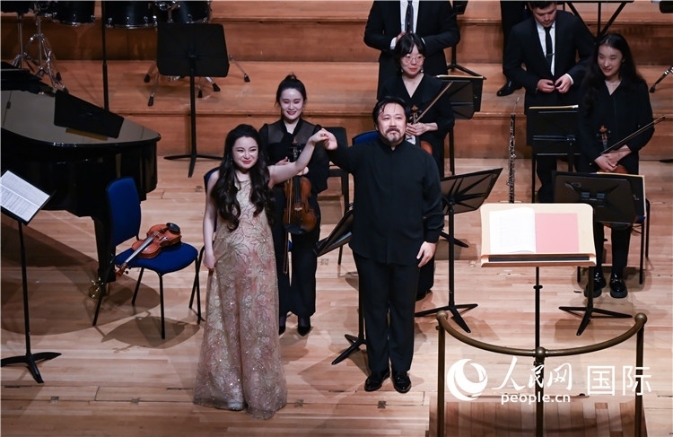 图为2024中国音乐家协会赴英文化交流专场音乐会，女高音家张文沁表演现场。