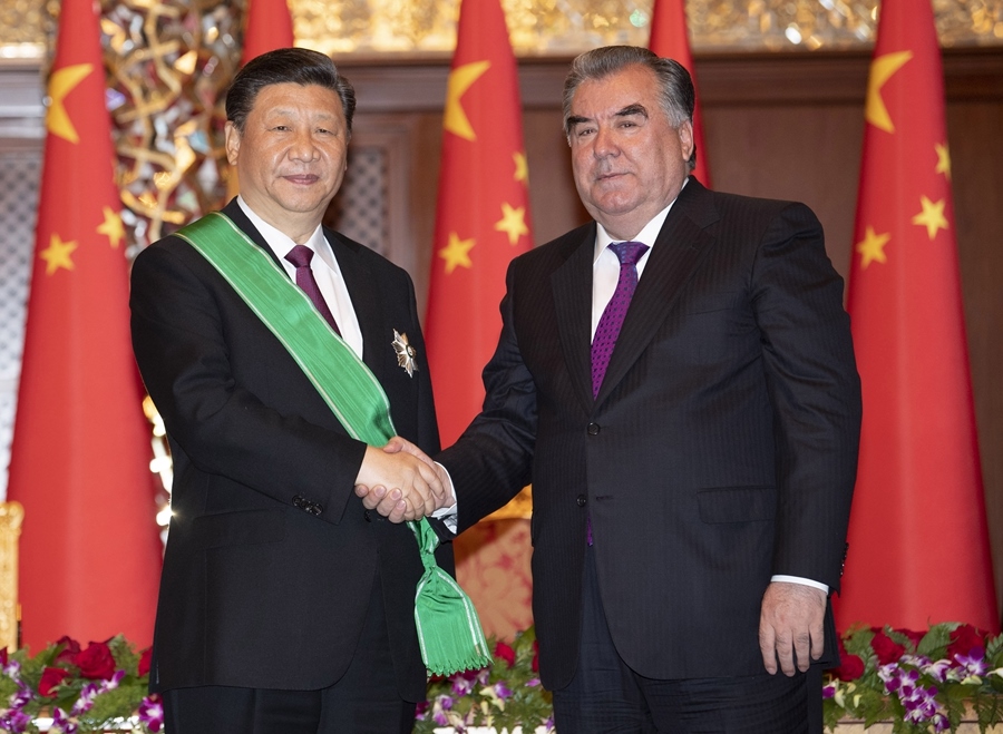 2019年6月15日，国家主席习近平在杜尚别出席仪式，接受塔吉克斯坦总统拉赫蒙授予“王冠勋章”。新华社记者 沙达提 摄