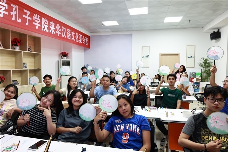 营员们通过绘制团扇体验中国文化 活动主办方供图