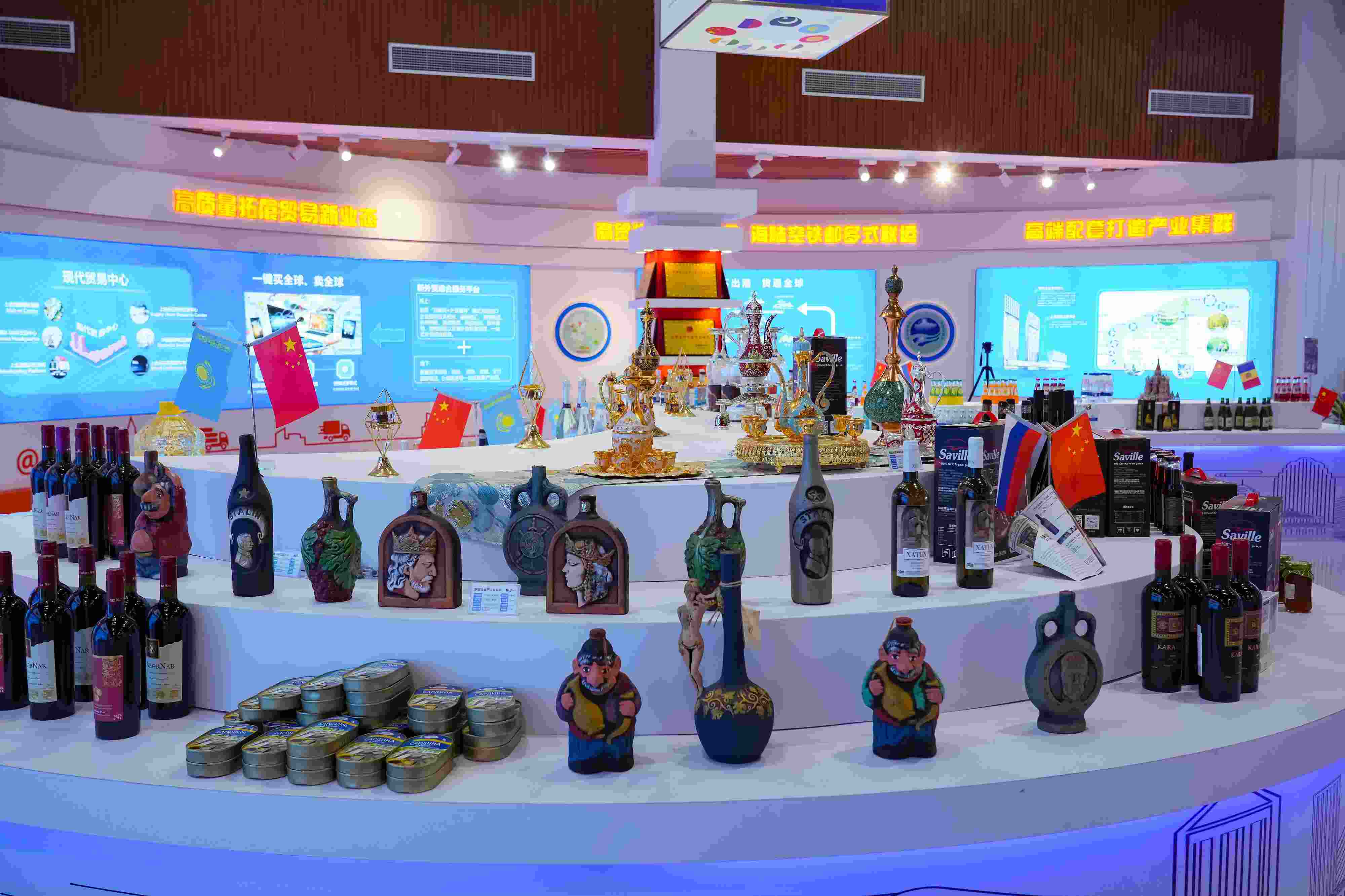 2022年10月19日，青岛，上合示范区展出的上合组织国家特色商品。
