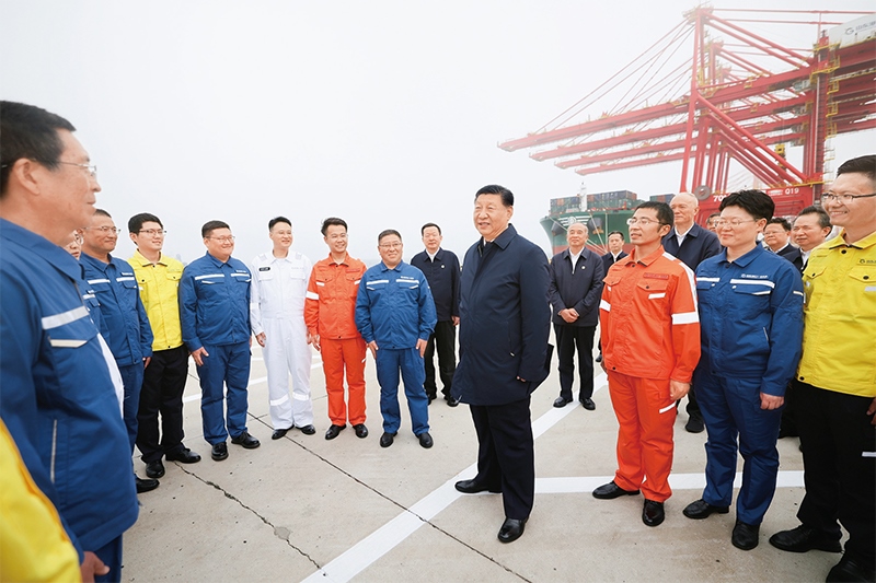 2024年5月22日至24日，中共中央总书记、国家主席、中央军委主席习近平在山东考察。这是22日下午，习近平在日照港亲切慰问港口科技工作者、运营人员、航运人员。 新华社记者 鞠鹏/摄