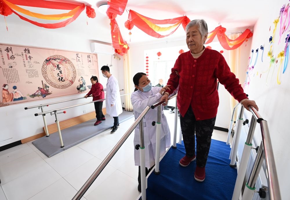 在河北省香河县安平镇运河新村医养中心，老年人在进行康复训练（2024年2月29日摄）。新华社记者 王晓 摄