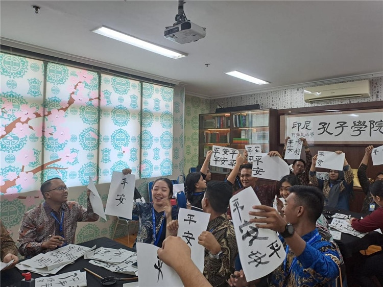 警察学员们展示书法学习成果。活动主办方供图