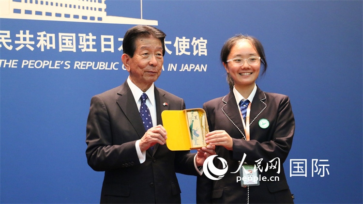 中国小大使向日本永旺1%俱乐部理事长森美树赠送当地特色礼品。人民网 许可摄