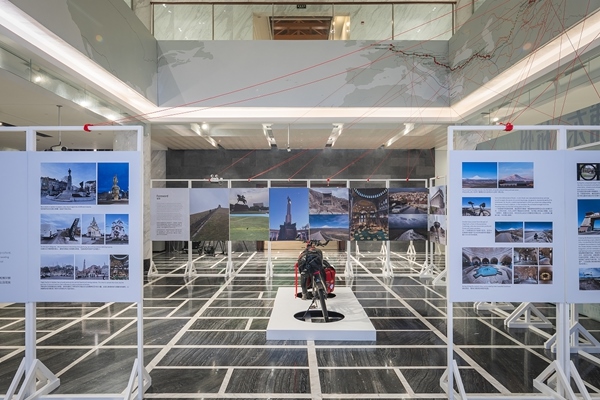 “东游记”展览。校方供图