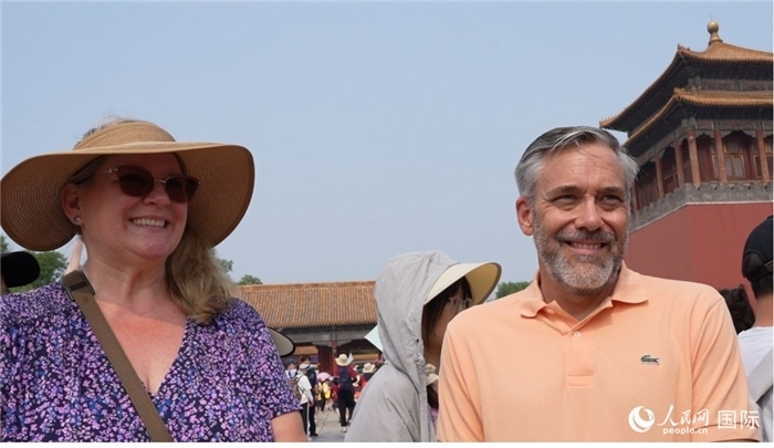 图为来自美国拉斯维加斯的游客格雷琴·拉森 (Gretchen Larsen)(左)和她的丈夫埃里克·拉森(Eric Larsen)(右)。人民网记者 吴超岚摄