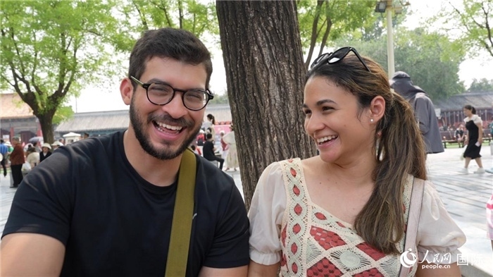 图为巴拿马籍游客阿德里安·冈萨雷斯(Adrian Gonzalez)(左)和丹尼斯·冈萨雷斯(Denisse Gonzalez)(右)。人民网记者 吴超岚摄