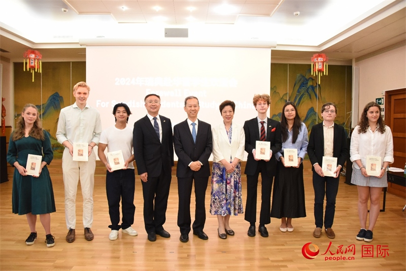 中国驻瑞典大使崔爱民与赴华瑞典留学生合影。人民网记者 殷淼摄