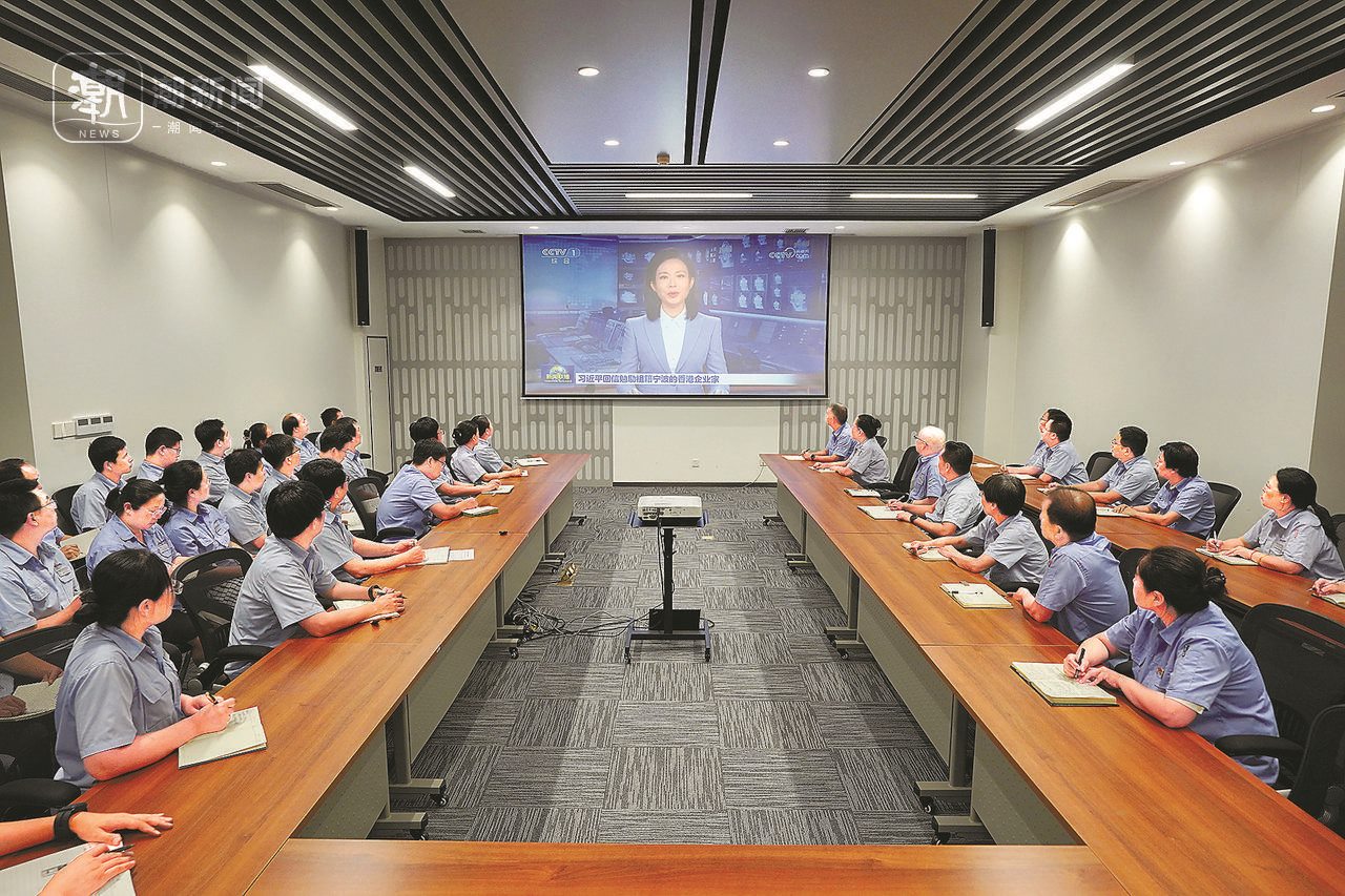 2024年8月1日晚，宁波永新光学股份有限公司员工集体观看央视《新闻联播》关于国家主席习近平给包陪庆、曹其镛等祖籍宁波的香港企业家回信的报道。潮新闻记者 贺元凯 彭鹏 周旭辉 摄