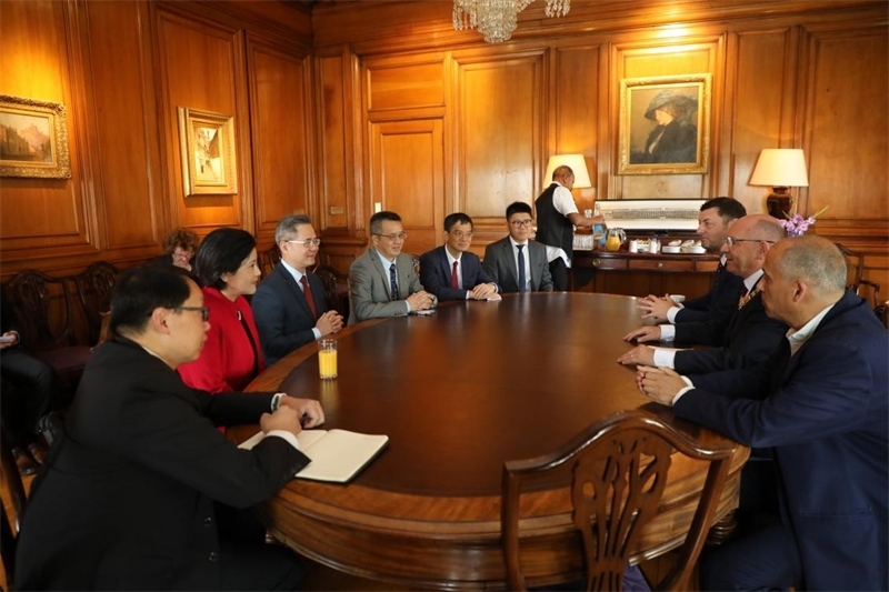 爱丁堡市政厅会见现场。中国驻英国使馆供图