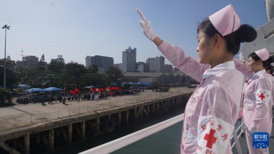 当地时间8月16日上午10时许，执行“和谐使命-2024”任务的中国海军“和平方舟”号医院船圆满结束对莫桑比克的访问，驶离马普托港，前往本次任务第五站南非。新华社发（曹春耀 摄）