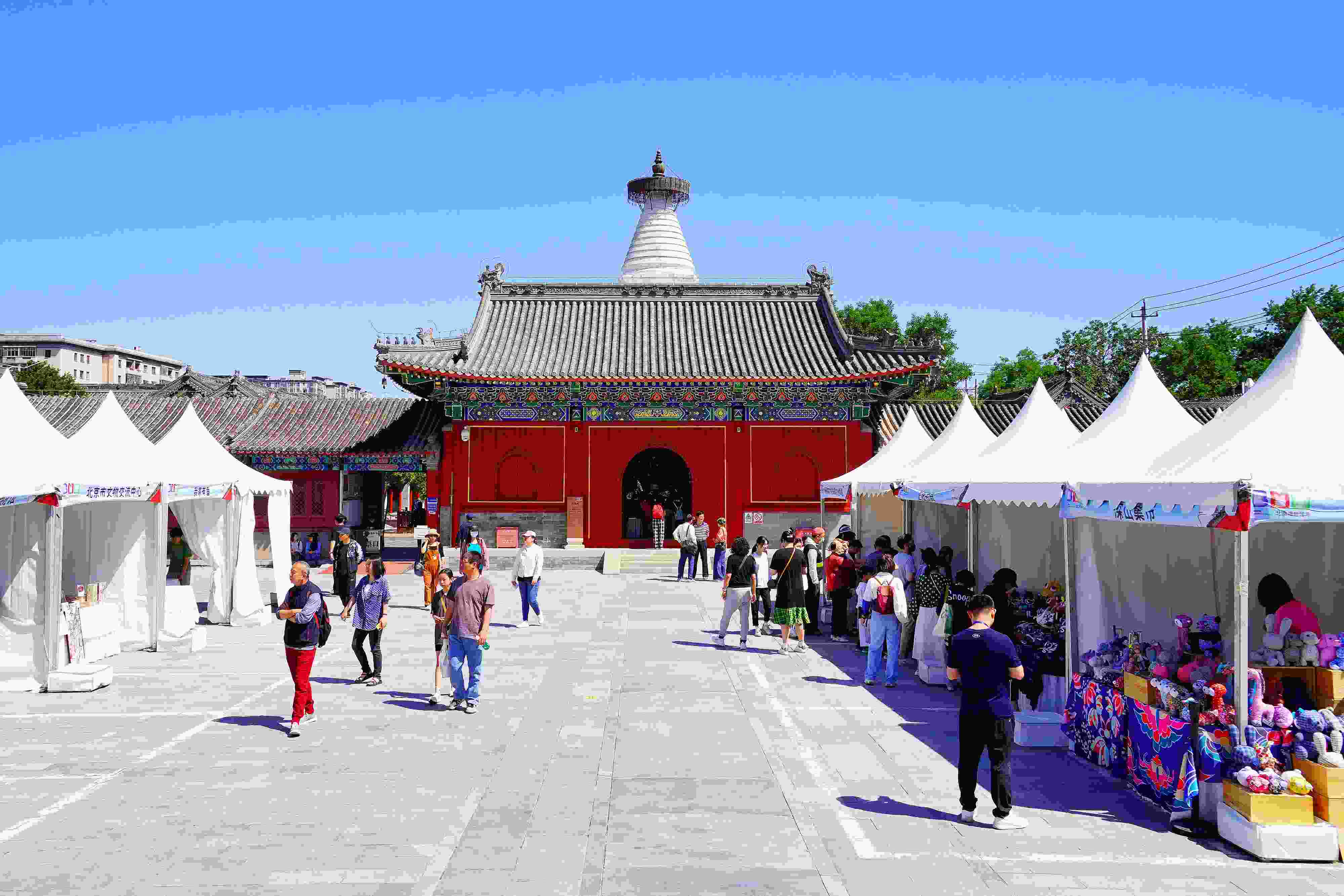 2024年5月，“北京白塔文化市集”在已有700余年历史的妙应寺白塔下举行。