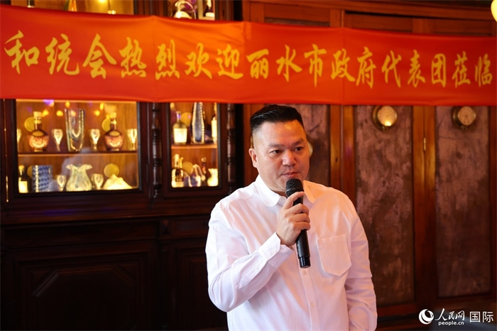 巴西和统会会长张小春在座谈会上致辞。人民网记者 陈海琪摄