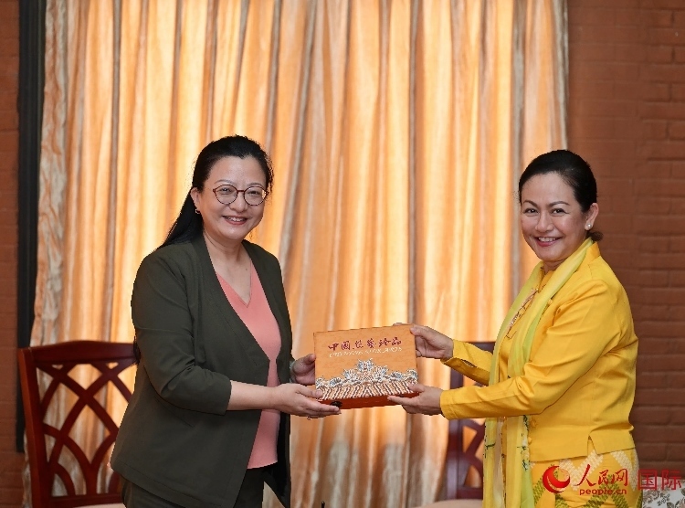 马珈大使向岱岱楷部长赠送中国特色纪念品。人民网记者 谢佳君摄