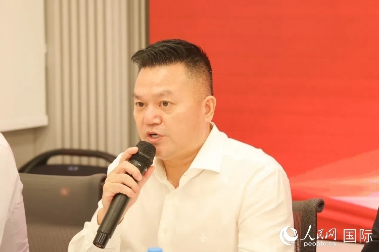 巴西和统会会长张小春在座谈会上致辞。人民网记者 陈海琪摄