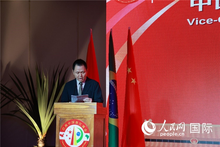 中国驻里约总领馆副总领事王尉育宣读贺电。人民网记者 陈海琪摄