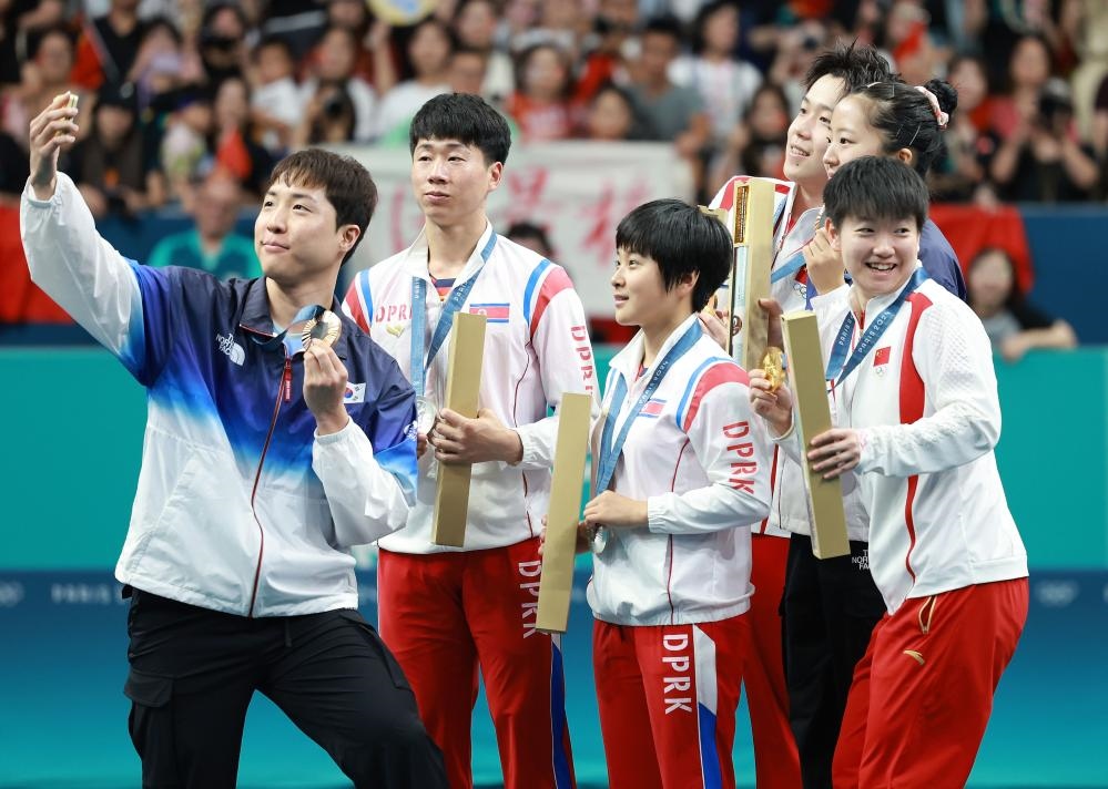 冠军中国组合王楚钦（右三）/孙颖莎（右一）、亚军朝鲜组合李正植（左二）/金琴英（左三）、季军韩国组合林钟勋（左一）/申裕斌在巴黎奥运会乒乓球混双颁奖仪式上合影（2024年7月30日摄）。新华社记者 刘续 摄
