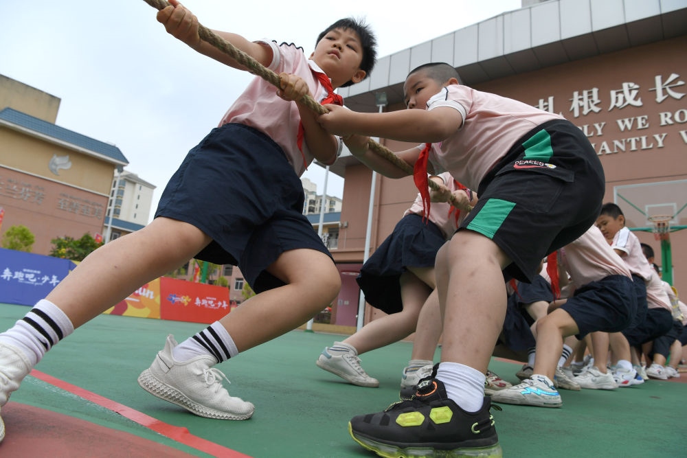 广西南宁市玉兰路小学的孩子们在进行拔河比赛（2021年5月31日摄）。新华社记者 周华 摄