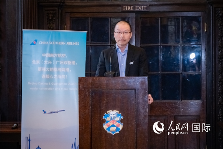图为中国南方航空伦敦营业部总经理陈珂致辞。人民网 郭锦标摄
