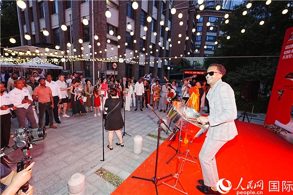来自特多的艺术家在庆祝仪式上表演特多钢鼓。人民网记者 赵益普摄