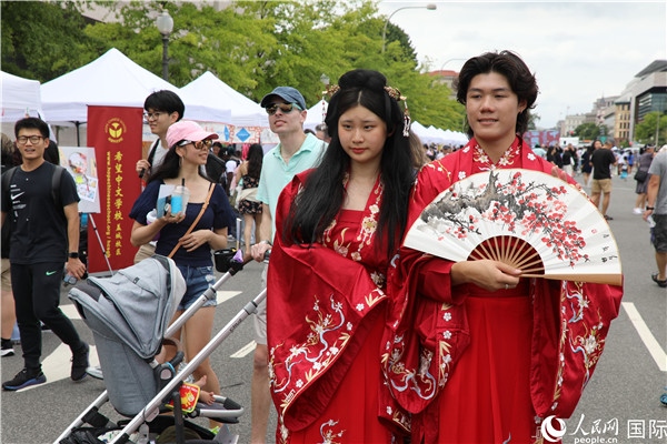5、当地华侨华人身穿汉服参加文化节。 人民网记者 李志伟摄