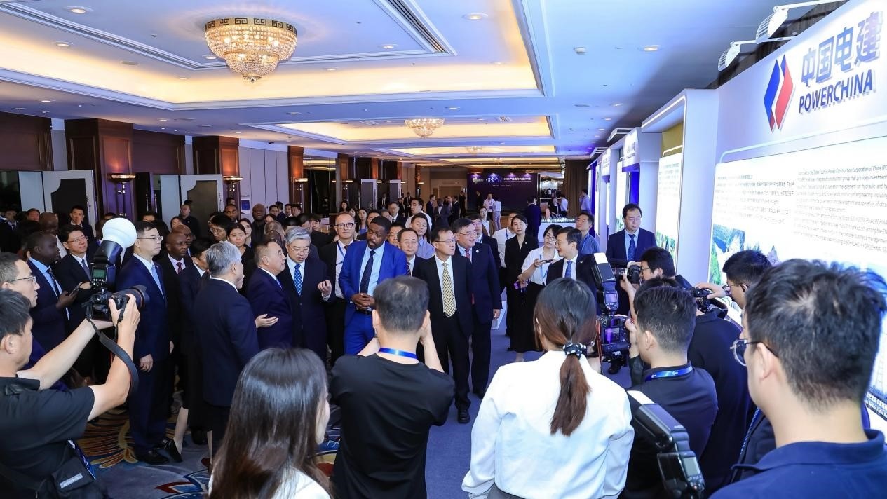 与会嘉宾参观主题展览。主办方供图