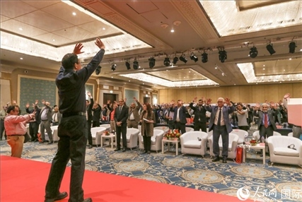 孙武权现场表演中医传统功法易筋经。人民网记者黄培昭摄