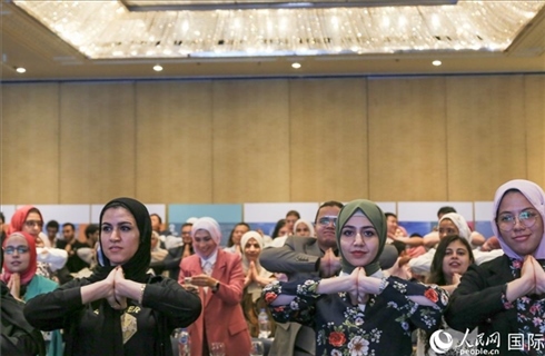 活动现场，埃及民众跟着孙武权体验中医传统功法易筋经。人民网记者黄培昭