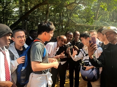 支队成员与当地学生热情交流 黄文杰摄