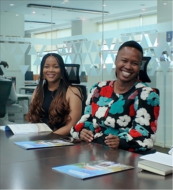 支队成员在CGTN非洲总站与当地记者交流。穆瑞莹摄