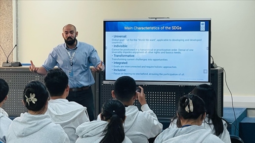 联合国内罗毕办事处的工作人员为支队成员讲解可持续发展目标。林源摄