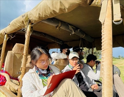 支队成员开展长颈鹿监测国际志愿工作。林源摄